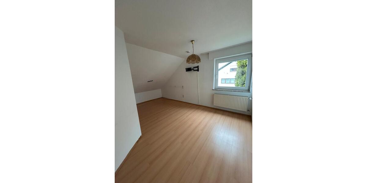 Dachgeschoßwohnung Bisingen - 4 Zimmer, 90 m&sup2;, 1.100&euro; | Angebot:25612096
