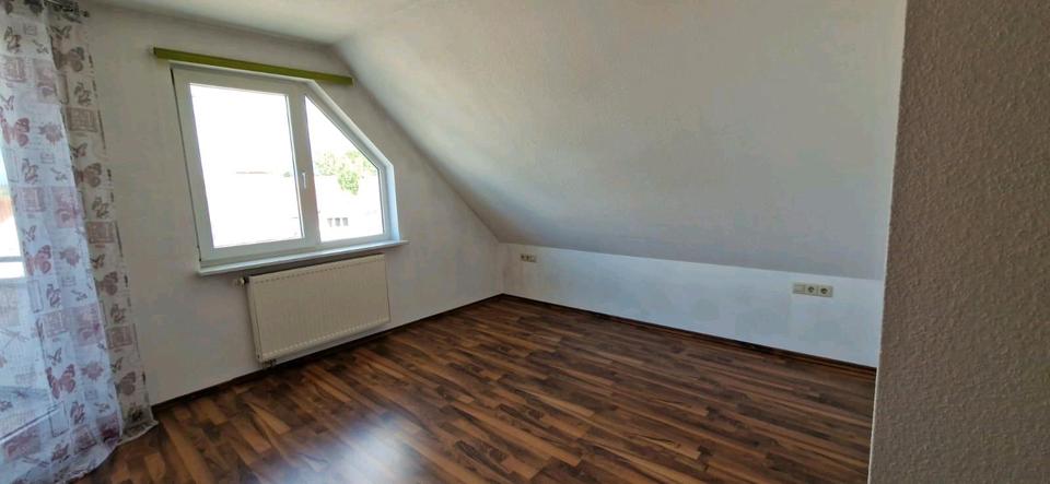 Dachgeschoßwohnung Ehningen - 3 Zimmer, 83 m&sup2;, 900&euro; | Angebot:27597266