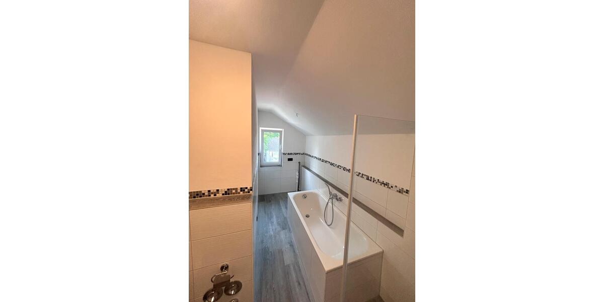 Dachgeschoßwohnung Rottenburg am Neckar - 4 Zimmer, 100 m&sup2;, 1.200&euro; | Angebot:26626032