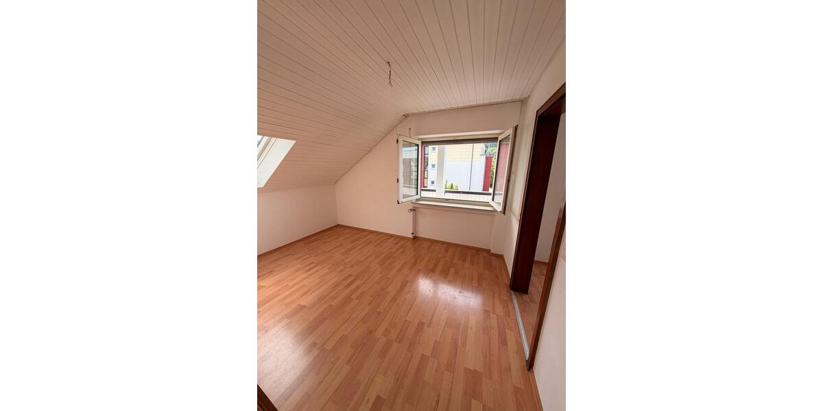 Dachgeschoßwohnung Ostfildern - 5 Zimmer, 90 m&sup2;, 1.130&euro; | Angebot:26699192