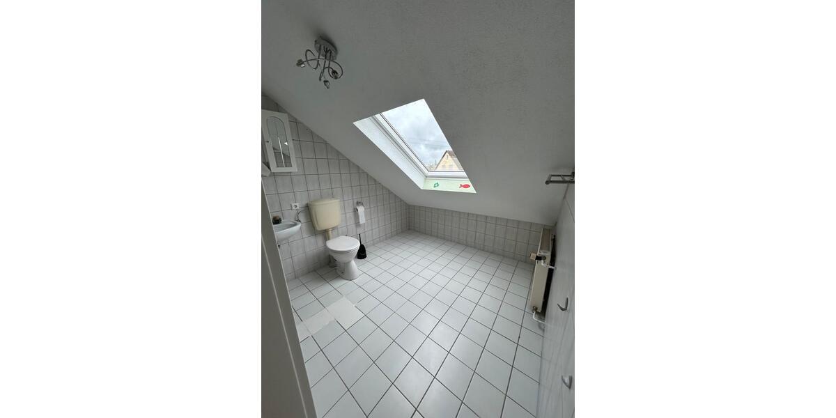 Dachgeschoßwohnung Bisingen - 4 Zimmer, 90 m&sup2;, 1.100&euro; | Angebot:25612096