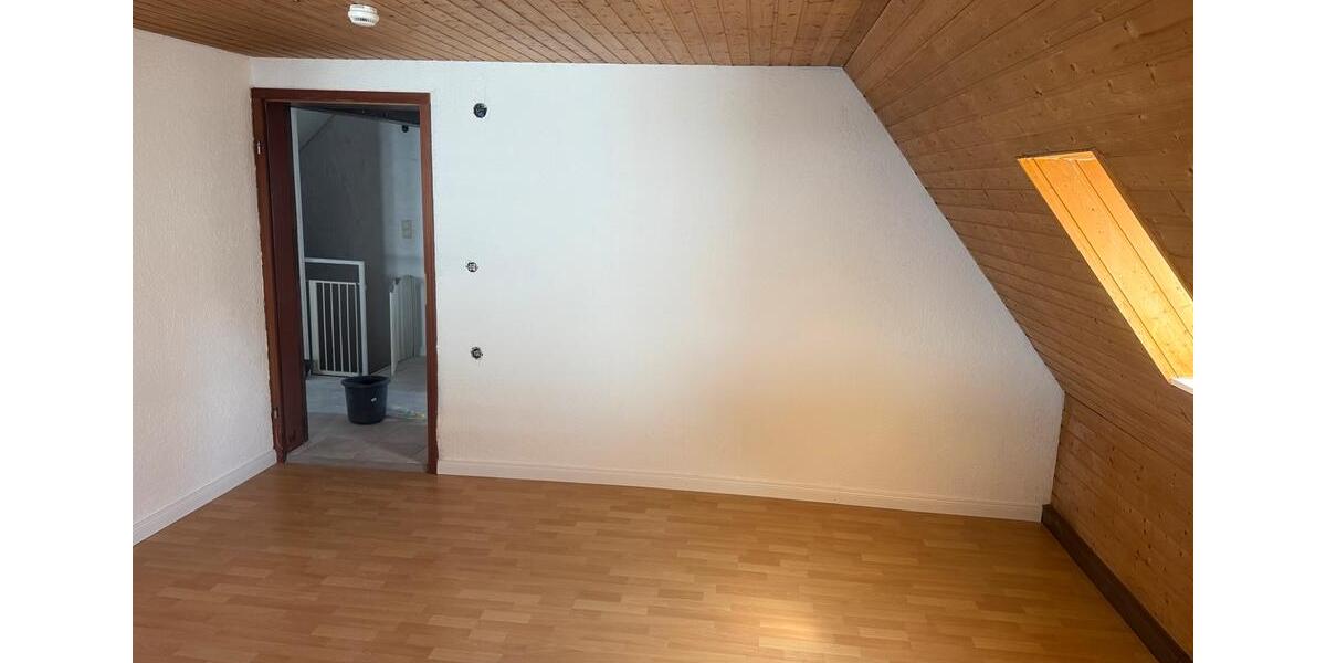 Dachgeschoßwohnung Schlaitdorf - 4 Zimmer, 63 m&sup2;, 750&euro; | Angebot:27547264