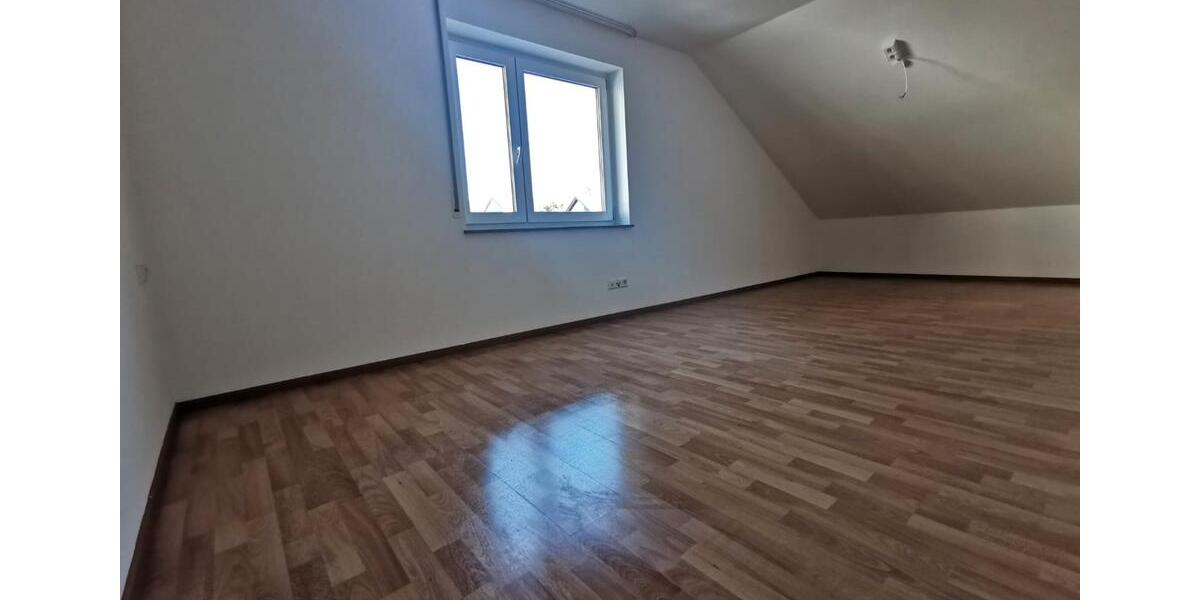 Dachgeschoßwohnung Nürtingen - 3 Zimmer, 89 m&sup2;, 950&euro; | Angebot:26045341