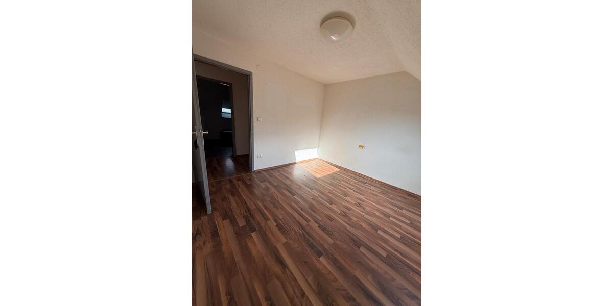 Dachgeschoßwohnung Ofterdingen - 5 Zimmer, 95 m&sup2;, 950&euro; | Angebot:26637754