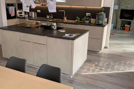 Haus Gäufelden - 8 Zimmer, 195 m&sup2;, 1.900&euro; | Angebot:24217369