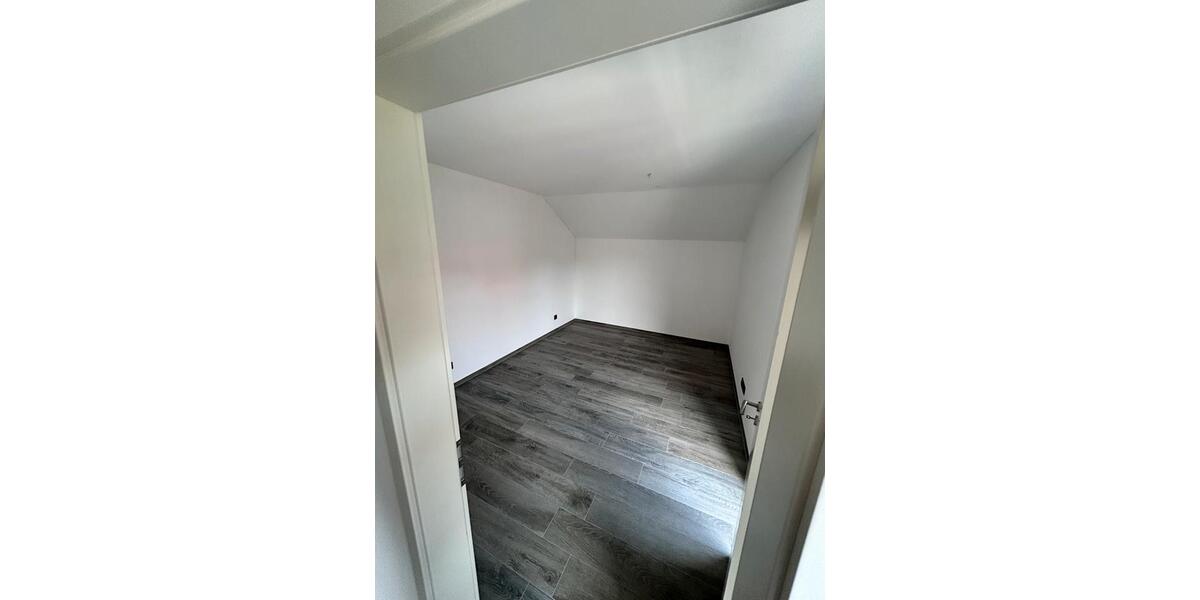 Dachgeschoßwohnung Rottenburg am Neckar - 4 Zimmer, 100 m&sup2;, 1.200&euro; | Angebot:26626032