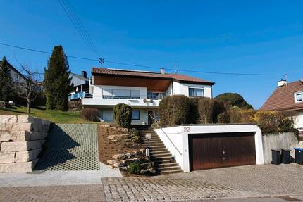 Haus Pfullingen - 8 Zimmer, 250 m&sup2;, 2.000&euro; | Angebot:25944485