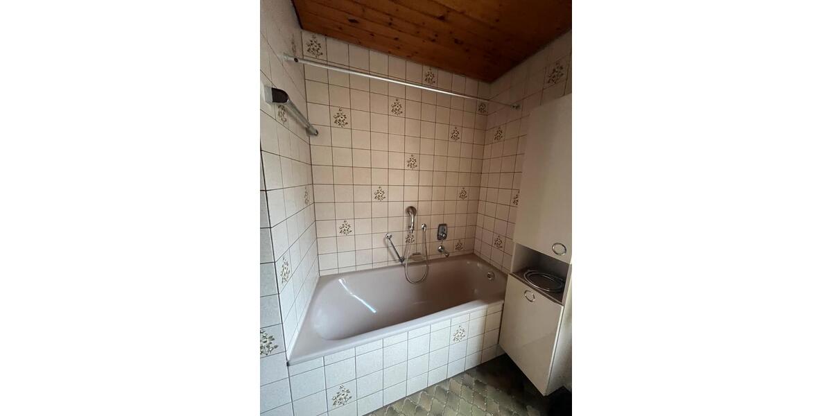Etagenwohnung Bad Urach - 3 Zimmer, 100 m&sup2;, 1.100&euro; | Angebot:24782140