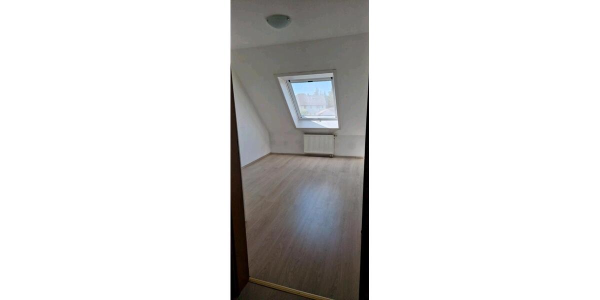 Dachgeschoßwohnung Ehningen - 3 Zimmer, 83 m&sup2;, 900&euro; | Angebot:27597266