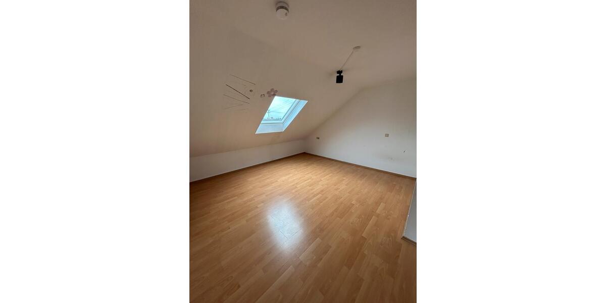 Dachgeschoßwohnung Bisingen - 4 Zimmer, 90 m&sup2;, 1.100&euro; | Angebot:25612096