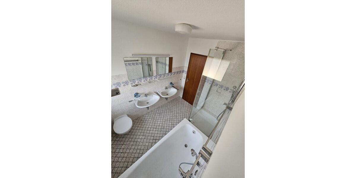 Etagenwohnung Ammerbuch - 5 Zimmer, 105 m&sup2;, 1.100&euro; | Angebot:25407180