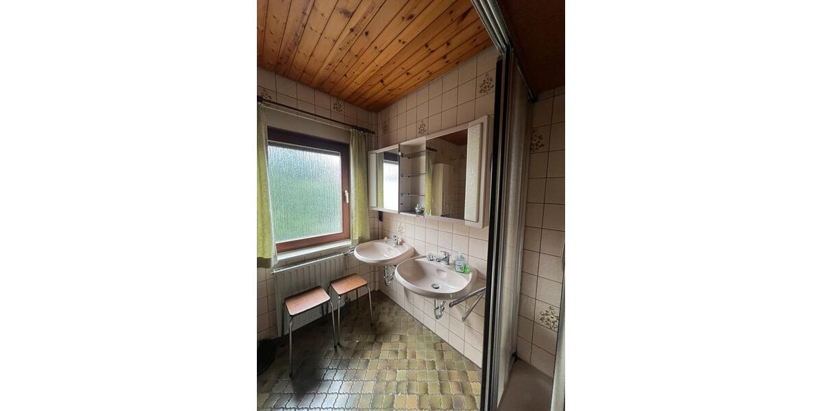 Etagenwohnung Bad Urach - 3 Zimmer, 100 m&sup2;, 1.100&euro; | Angebot:24782140