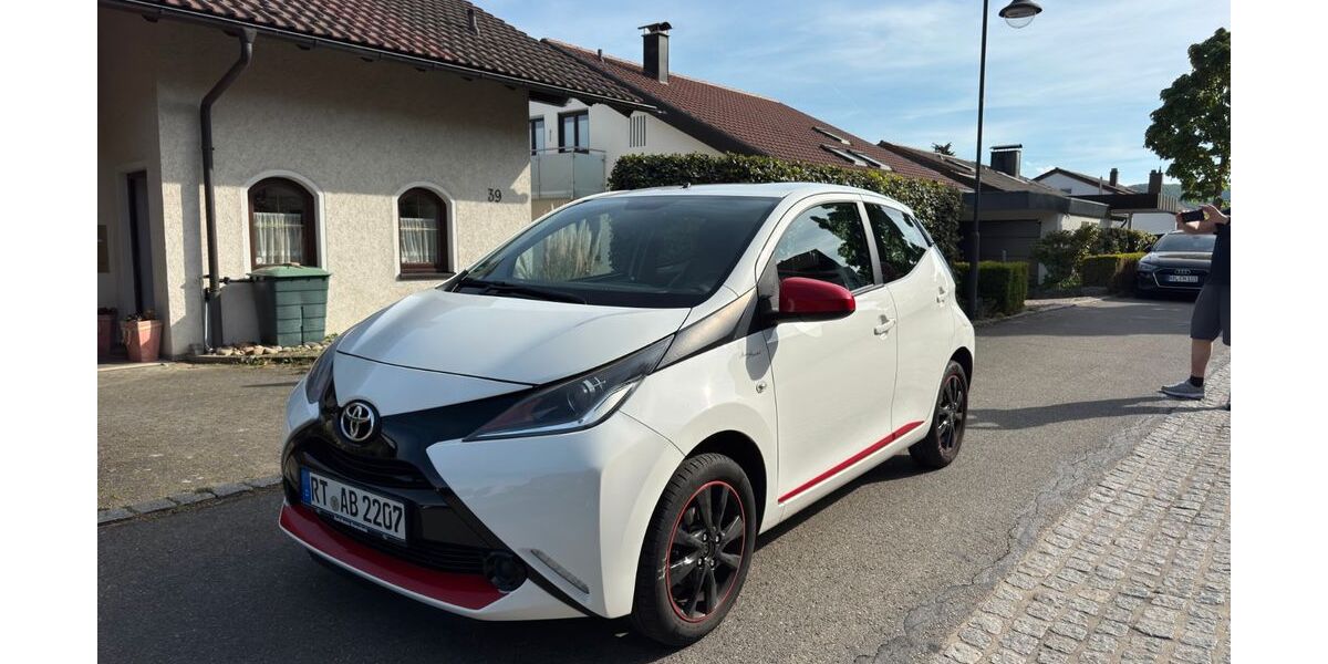 Toyota Aygo (X) 89.917 km 7.199 &euro; Pfullingen 72793