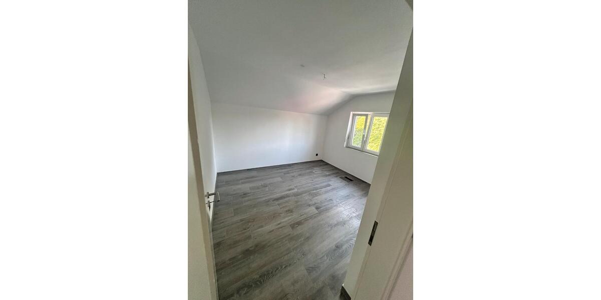 Dachgeschoßwohnung Rottenburg am Neckar - 4 Zimmer, 100 m&sup2;, 1.200&euro; | Angebot:26626032