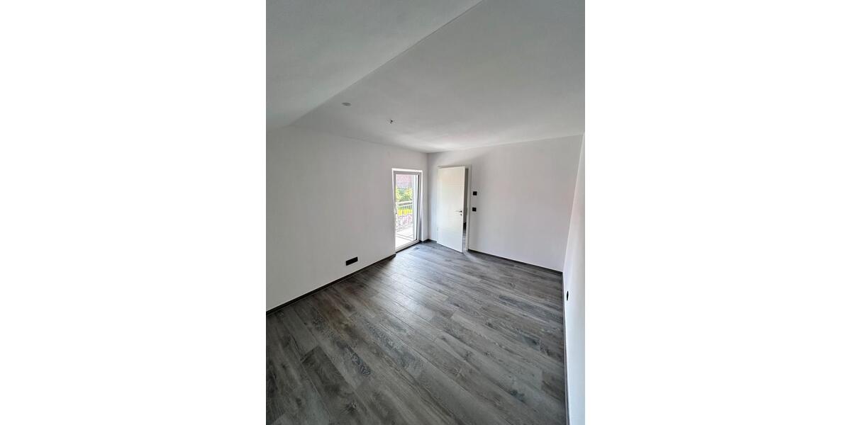 Dachgeschoßwohnung Rottenburg am Neckar - 4 Zimmer, 100 m&sup2;, 1.200&euro; | Angebot:26626032