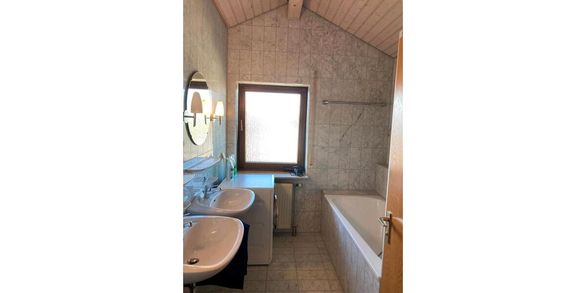 Dachgeschoßwohnung Reutlingen Altenburg - 3 Zimmer, 68 m&sup2;, 800&euro; | Angebot:26550324