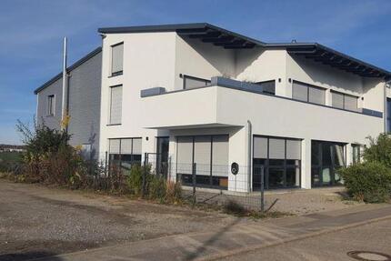 Provisionsfrei* Moderne Gewerbeimmobilie mit Büro, Wohnung und Halle - KfW 70, Solaranlage, hochwertige Ausstattung - Gewerbeobjekt Altdorf | Angebot:23812378