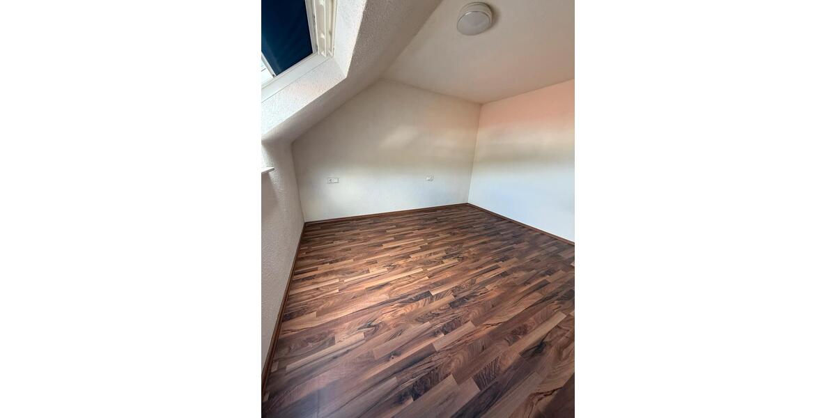 Dachgeschoßwohnung Ofterdingen - 5 Zimmer, 95 m&sup2;, 950&euro; | Angebot:26637754