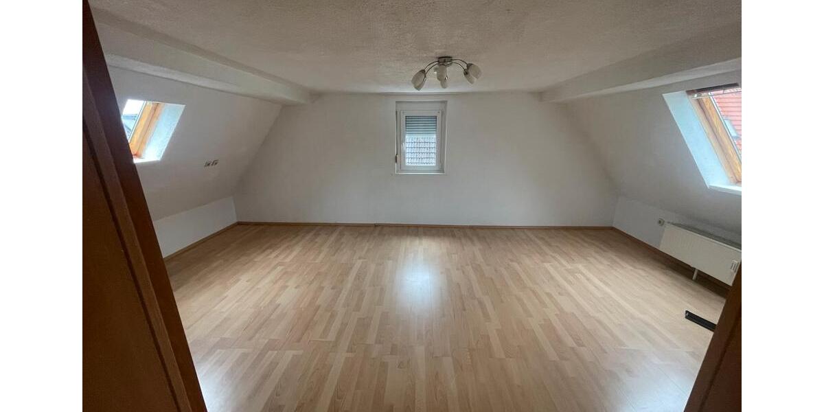 Dachgeschoßwohnung Gäufelden - 3 Zimmer, 73 m&sup2;, 1.200&euro; | Angebot:24257038