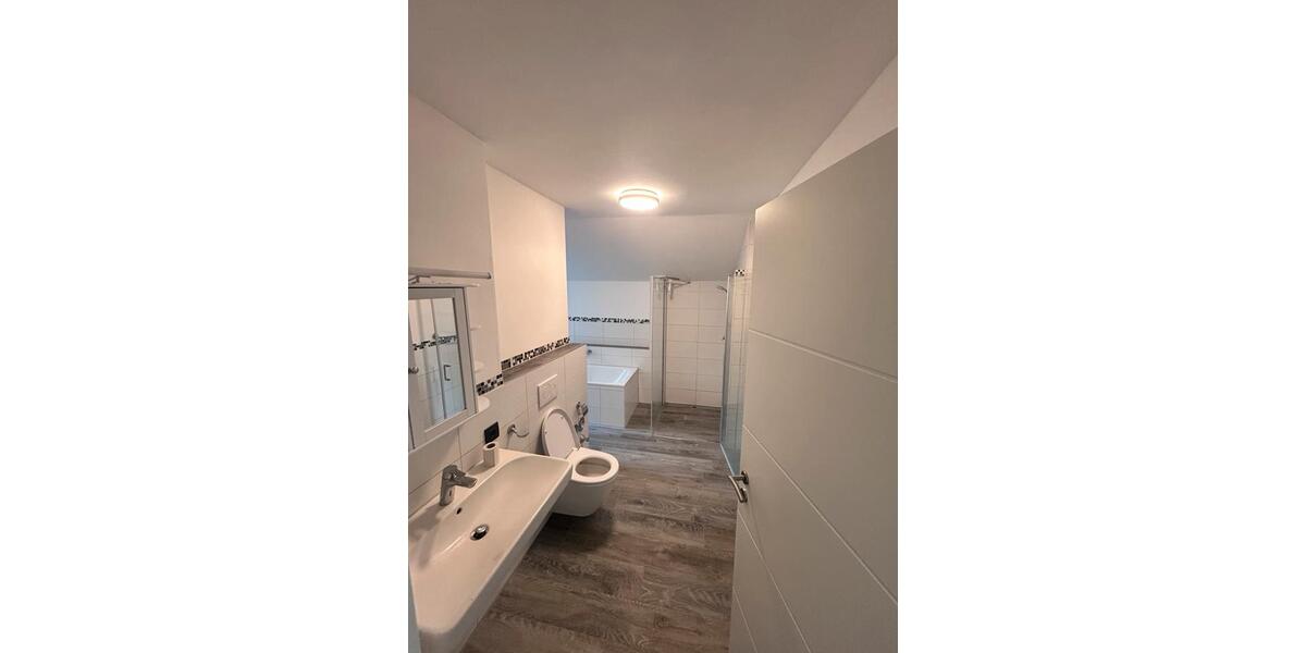Dachgeschoßwohnung Rottenburg am Neckar - 4 Zimmer, 100 m&sup2;, 1.200&euro; | Angebot:26626032