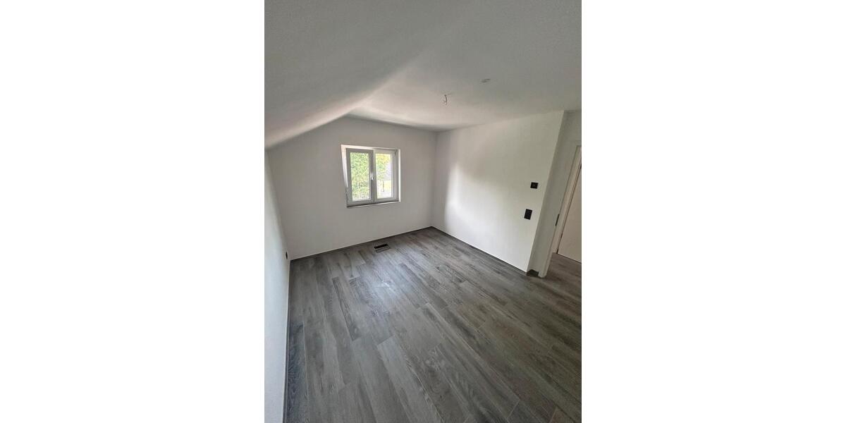 Dachgeschoßwohnung Rottenburg am Neckar - 4 Zimmer, 100 m&sup2;, 1.200&euro; | Angebot:26626032