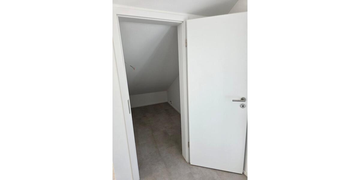 Dachgeschoßwohnung Sindelfingen - 3.5 Zimmer, 80 m&sup2;, 1.300&euro; | Angebot:25253404